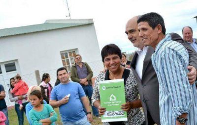 El Gobernador Ricardo Colombi entreg� viviendas en Santa Rosa