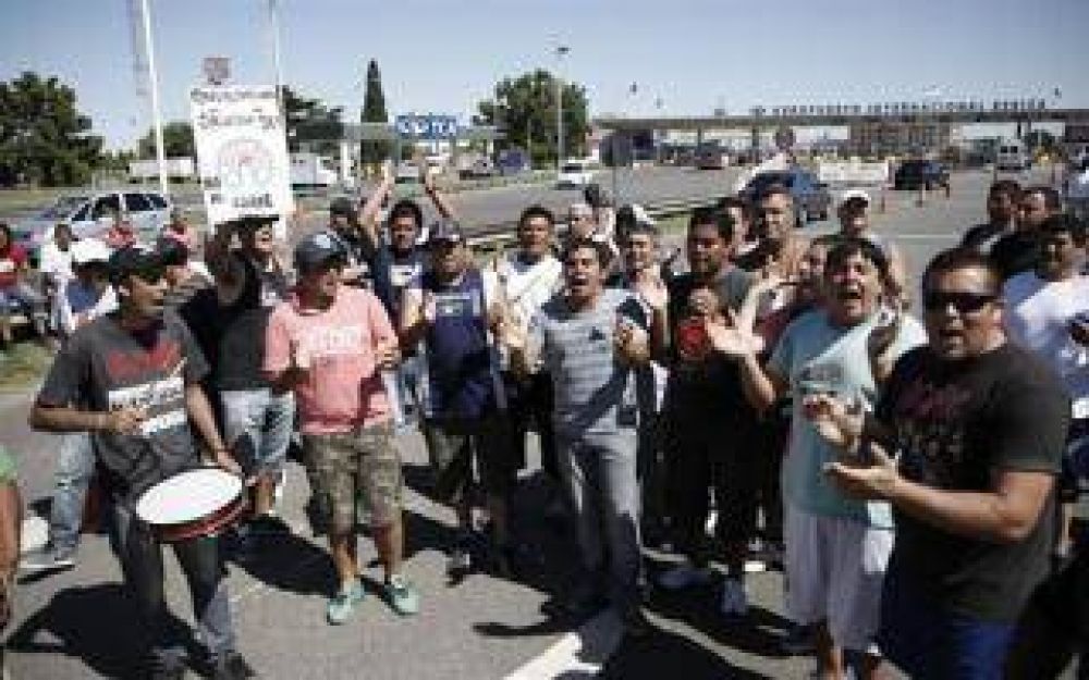 Contin�an las protestas de Cresta Roja en el Aeropuerto de Ezeiza