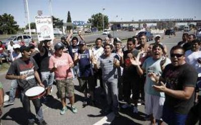 Contin�an las protestas de Cresta Roja en el Aeropuerto de Ezeiza