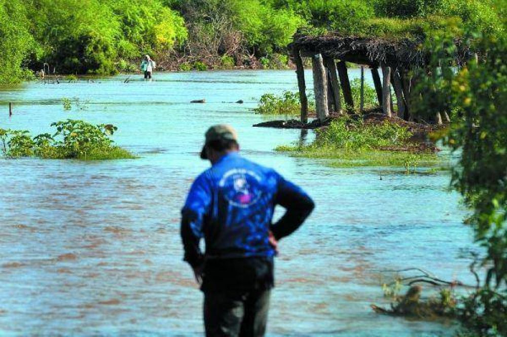 Ya son cientos los evacuados en seis provincias por las crecidas de los r�os