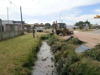 Limpieza de canales en la zona del Barrio la 31