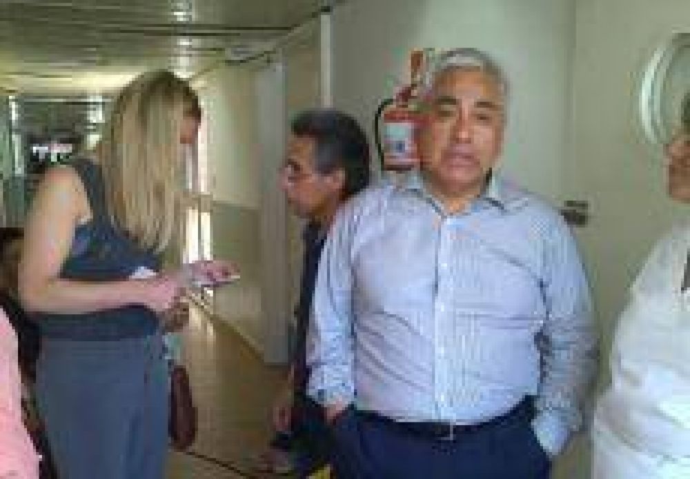 Acompa�ado por funcionarios y autoridades de Femeba, Salazar recorri� el Hospital