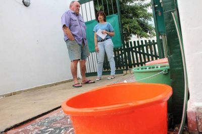 Vecinos de cuatro barrios sin agua durante m�s de 24 horas