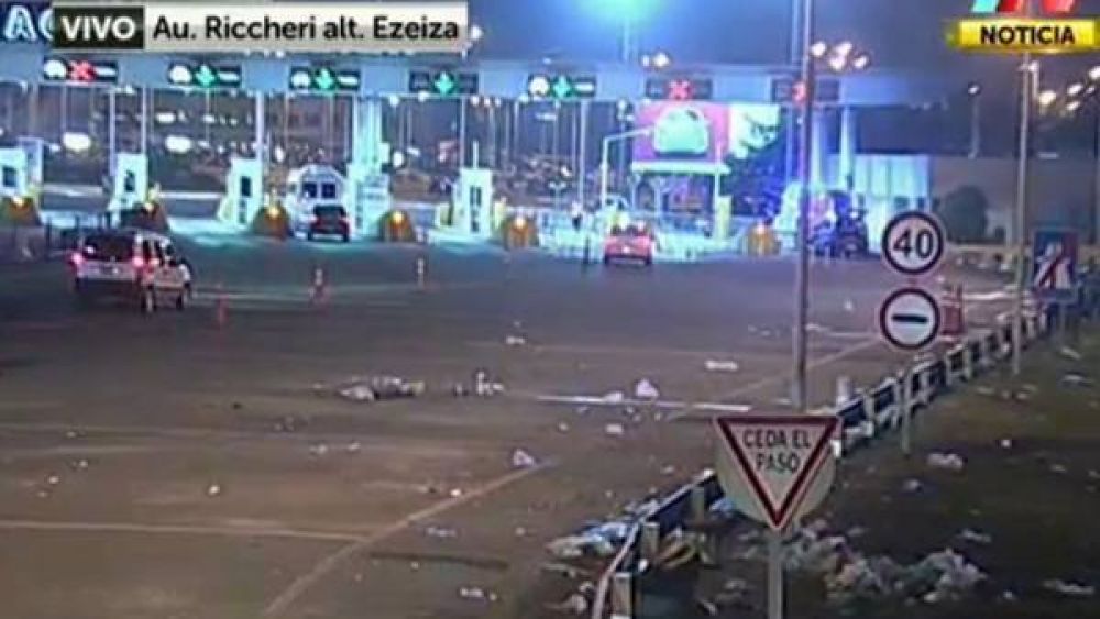 Palos y balazos de goma sobre la autopista