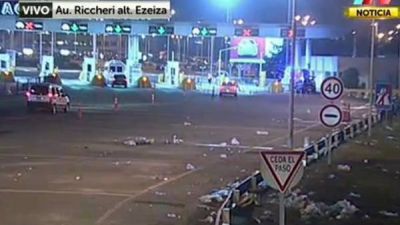 Palos y balazos de goma sobre la autopista