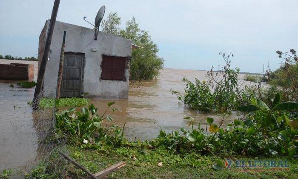 El Paraná tuvo un leve descenso pero se mantiene el número de familias evacuadas