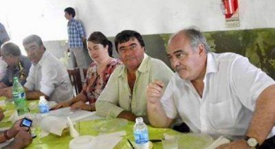 Entrega de 10 viviendas y compromiso con escuela