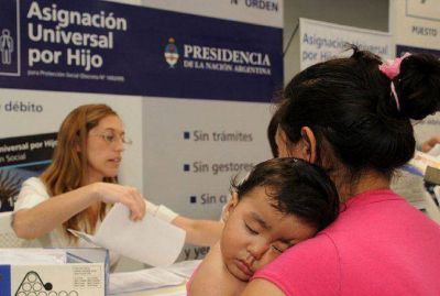 El Gobierno estudia ampliar la AUH a 400 mil hijos de monotributistas