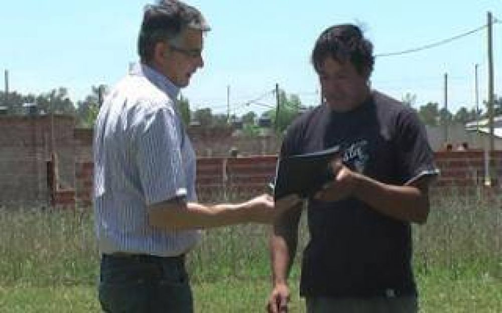 San Andr�s de Giles: Intendente Puglelli entreg� 4 nuevos lotes