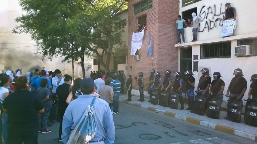 Empleados protestan frente al municipio de Valle Viejo