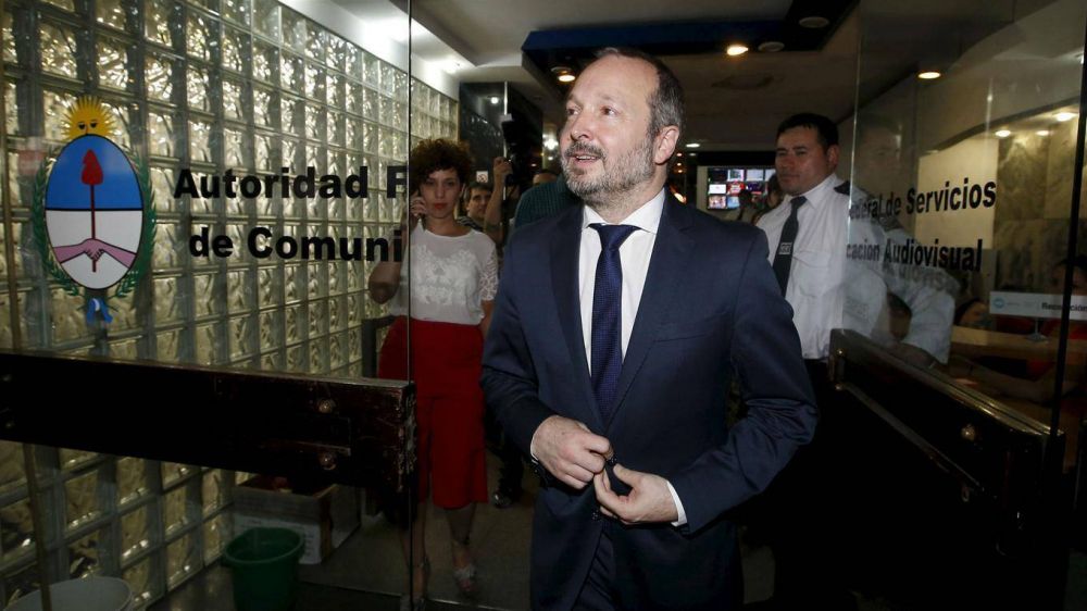 Sabbatella present� un amparo y advirti� que solo se ir� si lo ordena la Justicia