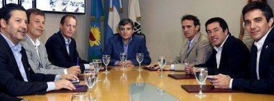 Zabaleta firm� un convenio con seis municipios para que Hurlingham provea medicamentos