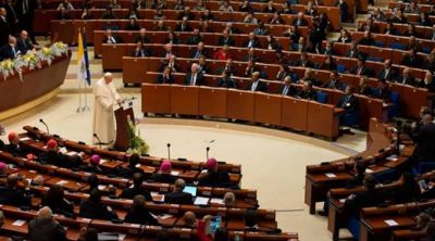 Papa Francisco recibe Premio Carlomagno por su compromiso por la paz