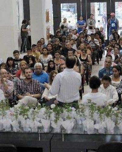 Regularizaci�n Dominial: 90 escrituras para brindar