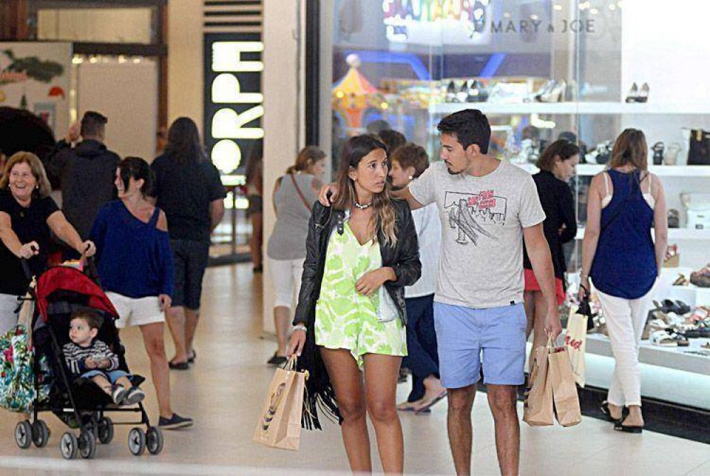 Exitosa maratn de ofertas y compras en el Paseo Aldrey Comercial y Cultural