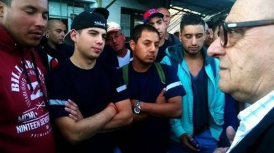 Carlos Arroyo fue a dar la cara ante los trabajadores de la �9 de Julio�, quienes terminaron aplaudi�ndolo
