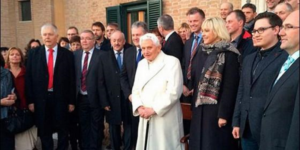 Benedicto XVI agradeció a Bavaria la donación del árbol de Navidad