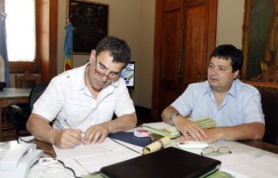 El Intendente dio de baja decretos de Inza