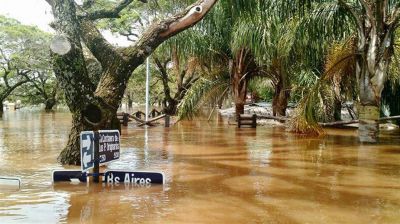 M�s de 100.000 personas siguen evacuadas en Concordia, a donde viaja Macri