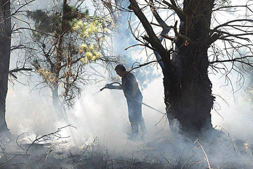 Las altas temperaturas mantienen activos algunos focos de incendio