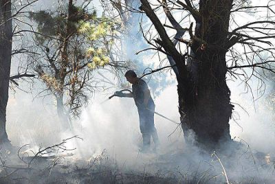 Las altas temperaturas mantienen activos algunos focos de incendio