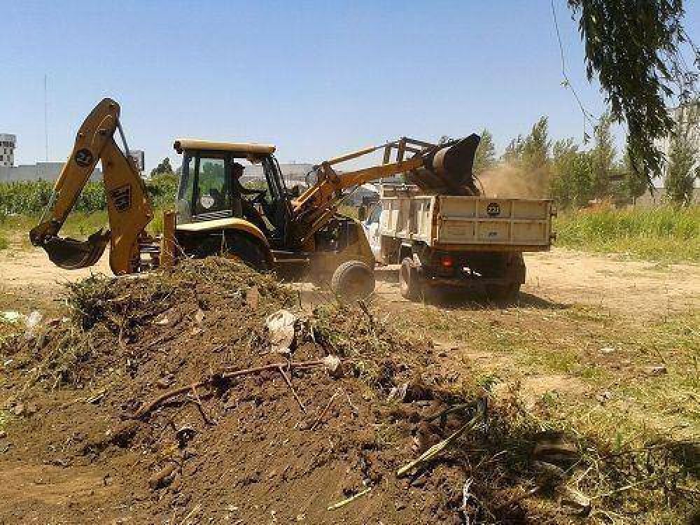 Servicio Municipal de Limpieza en el Tri�ngulo en Malvinas Argentinas 