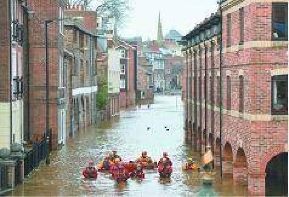 Cientos de evacuados por las inundaciones en Gran Breta�a