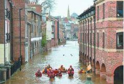 Cientos de evacuados por las inundaciones en Gran Breta�a