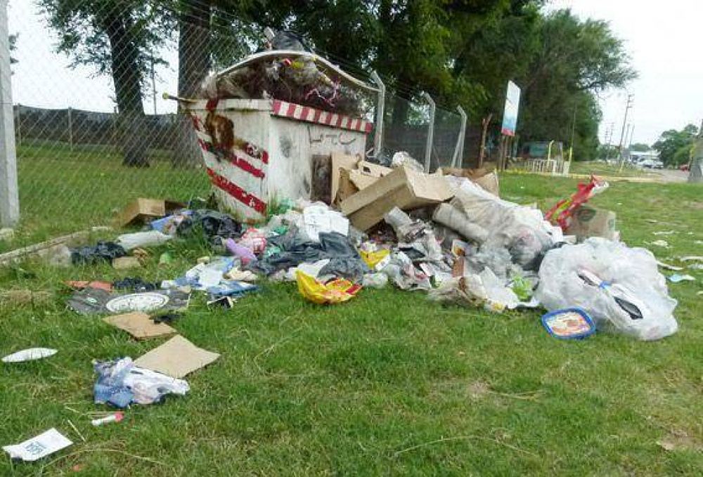 Malestar por la acumulacin de basura en la zona del Veldromo