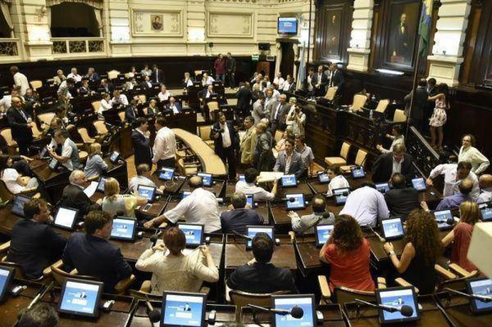 Rosca interminable y bochorno hist�rico: se cay� la sesi�n y Vidal no tiene su presupuesto