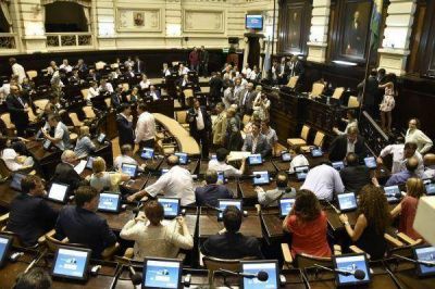 Rosca interminable y bochorno hist�rico: se cay� la sesi�n y Vidal no tiene su presupuesto