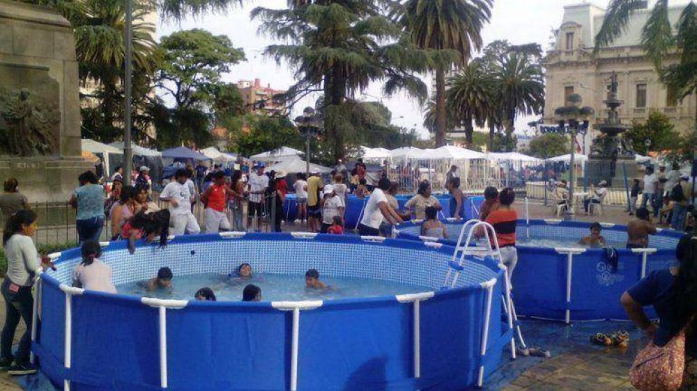 Milagro Sala arm� un campamento con piletas de lona en pleno centro de Jujuy