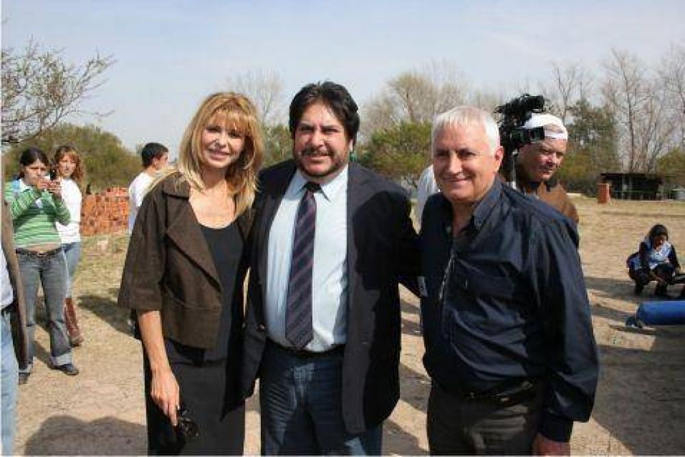 Junto al Municipio y la Fundaci�n Banco Provincia  Cientos de chicos del Sector Islas festejaron el D�a del Ni�o