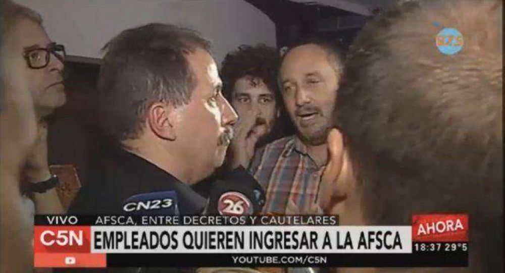 Cruces y tensi�n entre los despedidos y la polic�a en las puertas de la Afsca