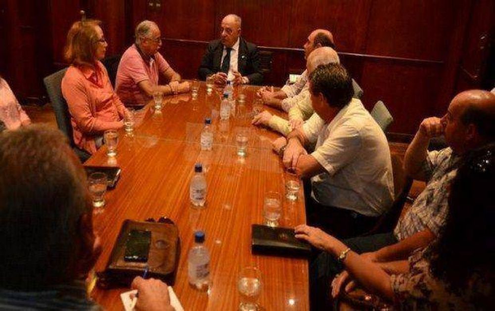 Contratados municipales le exigen hoy a Arroyo sus renovaciones por seis meses