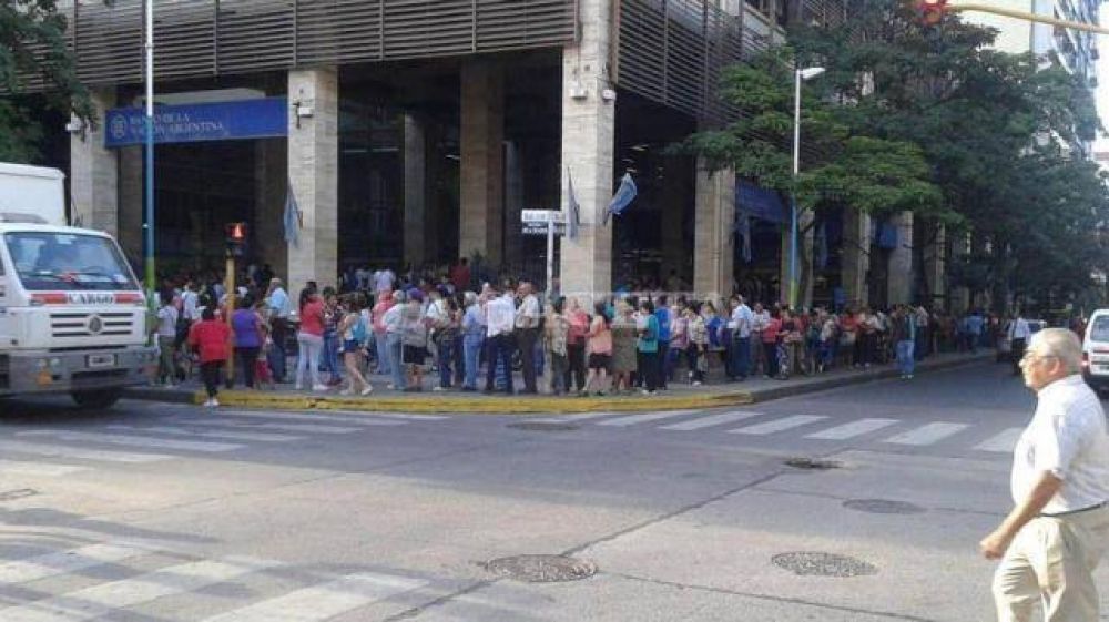 Cientos de tucumanos pasaron varias horas en largas filas para recibir $ 400