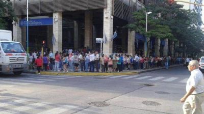 Cientos de tucumanos pasaron varias horas en largas filas para recibir $ 400