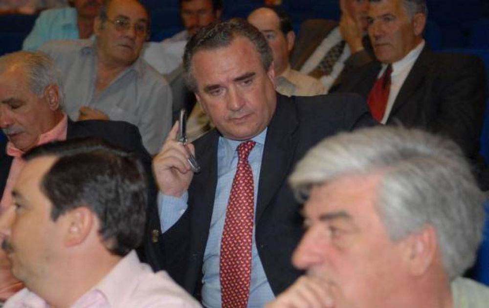 La FET pide una reuni�n con Manzur por los tributos