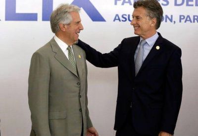 Macri busca relanzar el v�nculo con Uruguay y emprende la vuelta a Davos