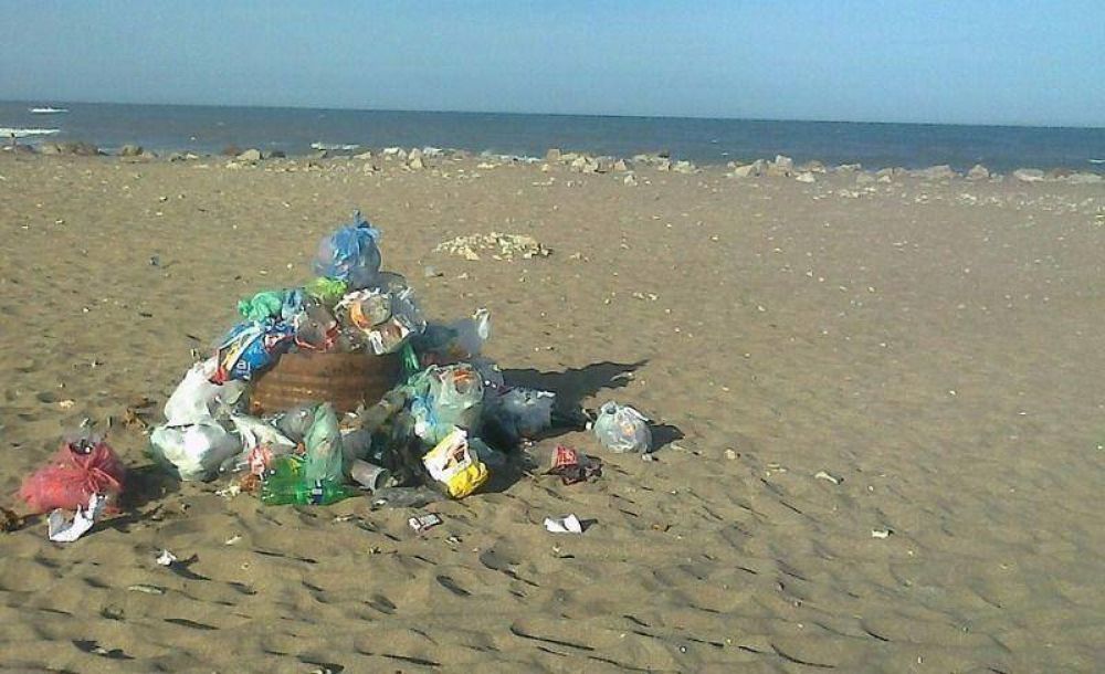Piden que junten la basura en playa Sun Rider