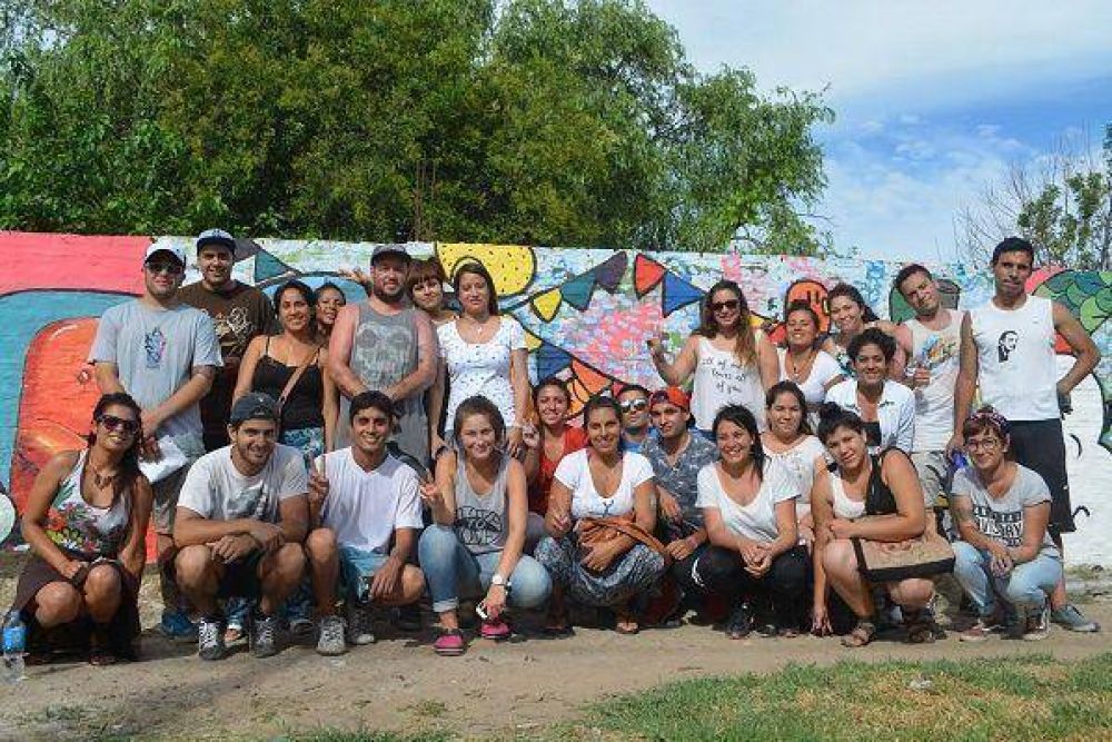 Actividad comunitaria de j�venes malvinenses en barrio Primaveral