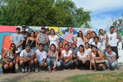 Actividad comunitaria de j�venes malvinenses en barrio Primaveral