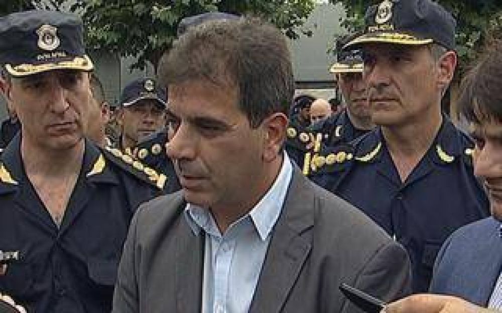 Triple fuga: Ritondo removi� la c�pula policial de Quilmes