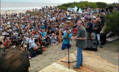 Sabbatella encabez� un acto en contra de la modificaci�n de la Ley de Medios