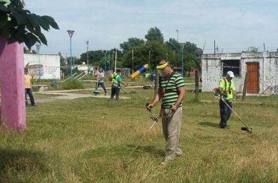 Alejado de la cocina, alcalde cort� el pasto en su distrito