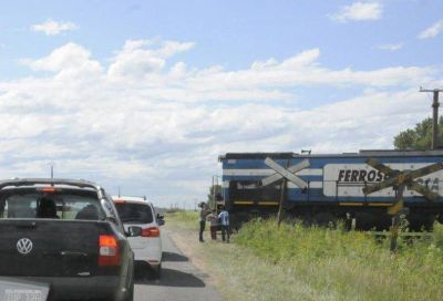 Desde hoy, el tren vuelve a transitar por el cruce a nivel de Cuatro Esquinas