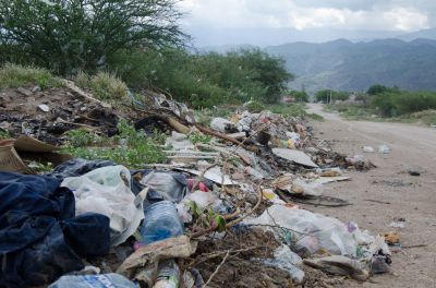 Preocupa la presencia de basurales en los ingresos a algunos barrios de Capital