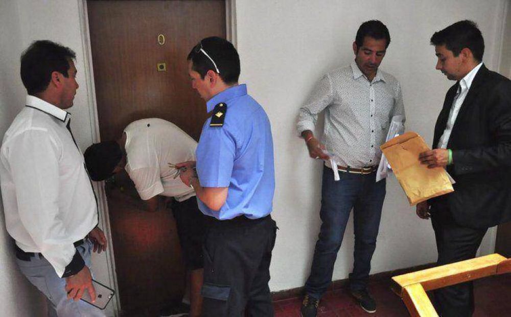 Denuncian que autos y casas oficiales se encuentran en un estado deplorable