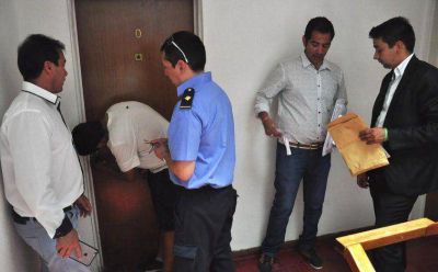 Denuncian que autos y casas oficiales se encuentran en un estado deplorable