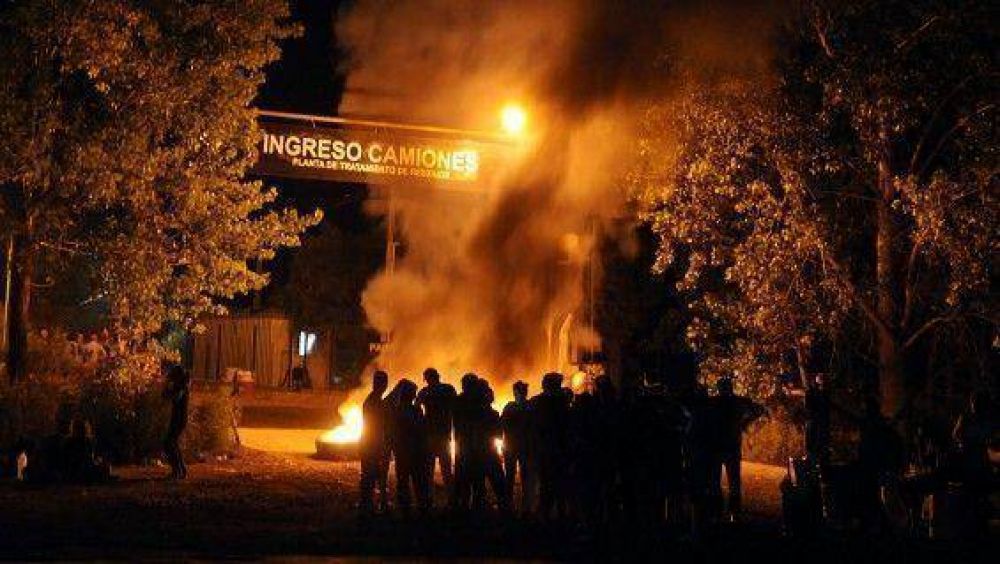 Militantes del peronismo cortaron la Ruta 40 y Orozco pidi� intervenci�n judicial
